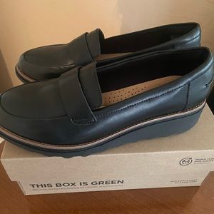 Clarks Women's Sharon Gracie Penny Loafer-  New - W/O original box - 8.5 W